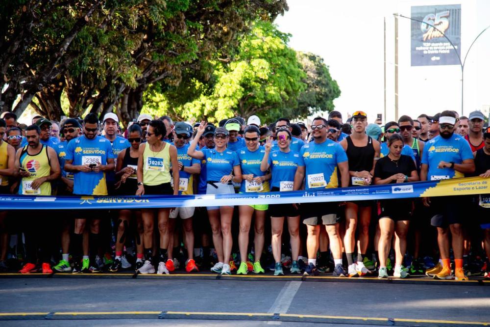 Capa da notícia: Corrida do Servidor 2025 reúne mais de 3 mil participantes no Eixo Monumental